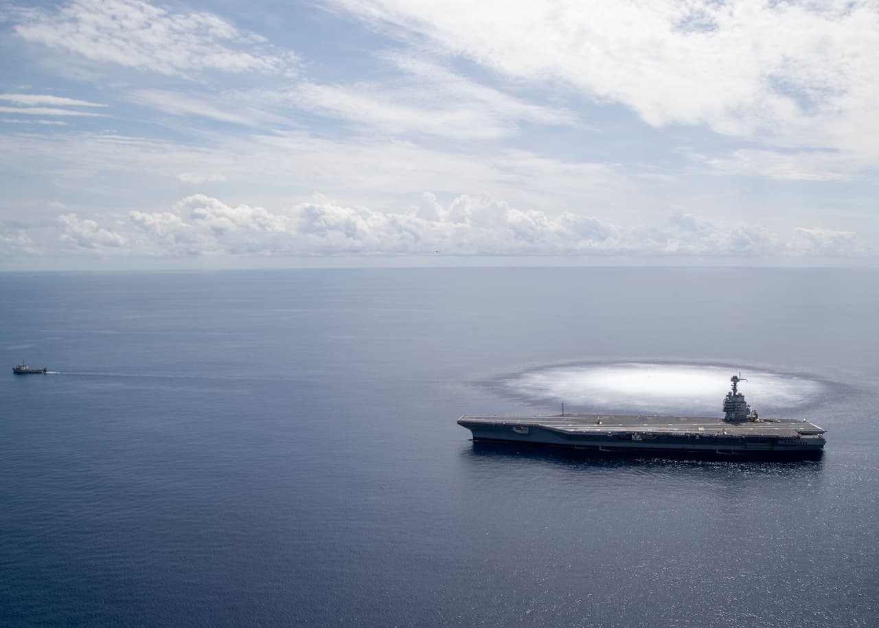 Imágenes y videos mostraron una enorme explosión de agua en el océano como resultado de lo que los medios estadounidenses informaron que fue una explosión de 40,000 libras (18,144 kilogramos), reportó la agencia AFP.