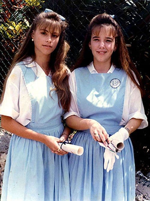 Aquí está Sofía (a la izquierda) cuando terminó la secundaria en el Colegio Marymount, de su natal Barranquilla, en 1988.