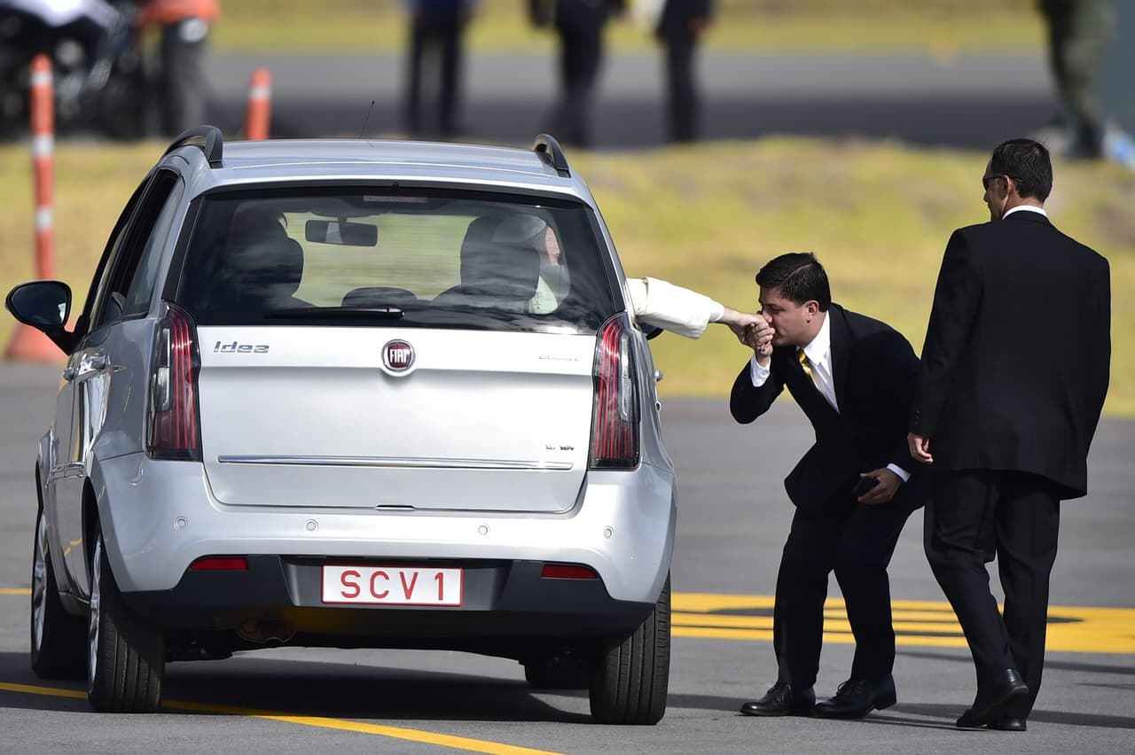 El Papa Francisco es transportado desde el aeropuerto internacional Mariscal Sucre en Quito a bordo de un pequeño
<b> Fiat Idea</b> siendo consistente con su política de solamente utilizar autos muy económicos como medios de transporte.