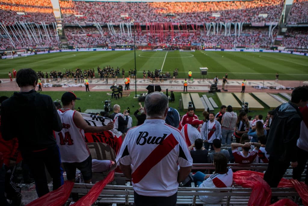 A pesar de los intentos no se pudo jugar en el Monumental. No hubo posibilidad a pesar de lo que dijo el presidente de Argentina Mauricio Macri. Por una cuestión de protocolo y de seguridad.