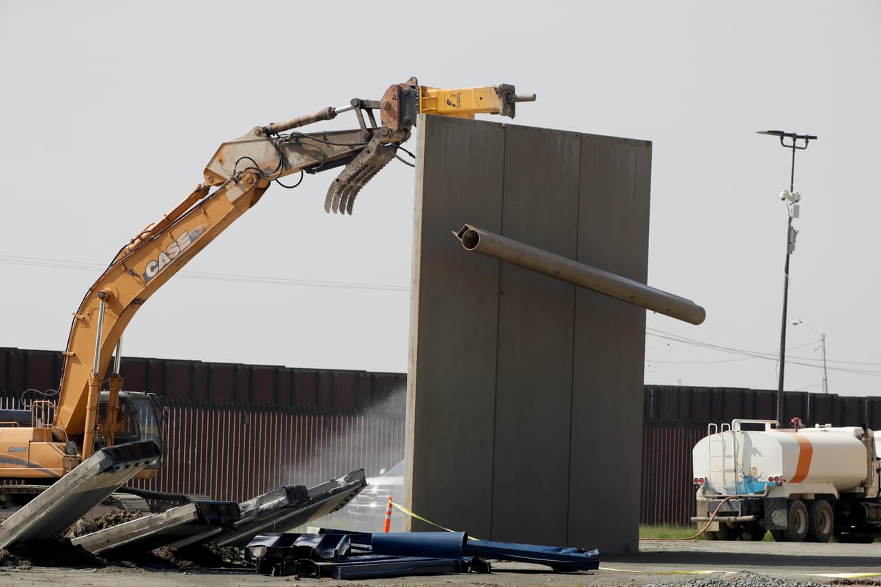 <b>Al suelo los muros de Trump.</b> La administración federal decidió tumbar los 
<a href="https://www.univision.com/noticias/inmigracion/derribaran-los-prototipos-del-muro-fronterizo-de-trump">ocho modelos de la barda fronteriza</a> que se construyeron en el este de San Diego en 2017. El presidente declaró una emergencia nacional para tratar de extender cualquiera de estos prototipos a lo largo de la zona limítrofe entre México y EEUU, pero su financiamiento se ha visto obstaculizado por varias cortes.