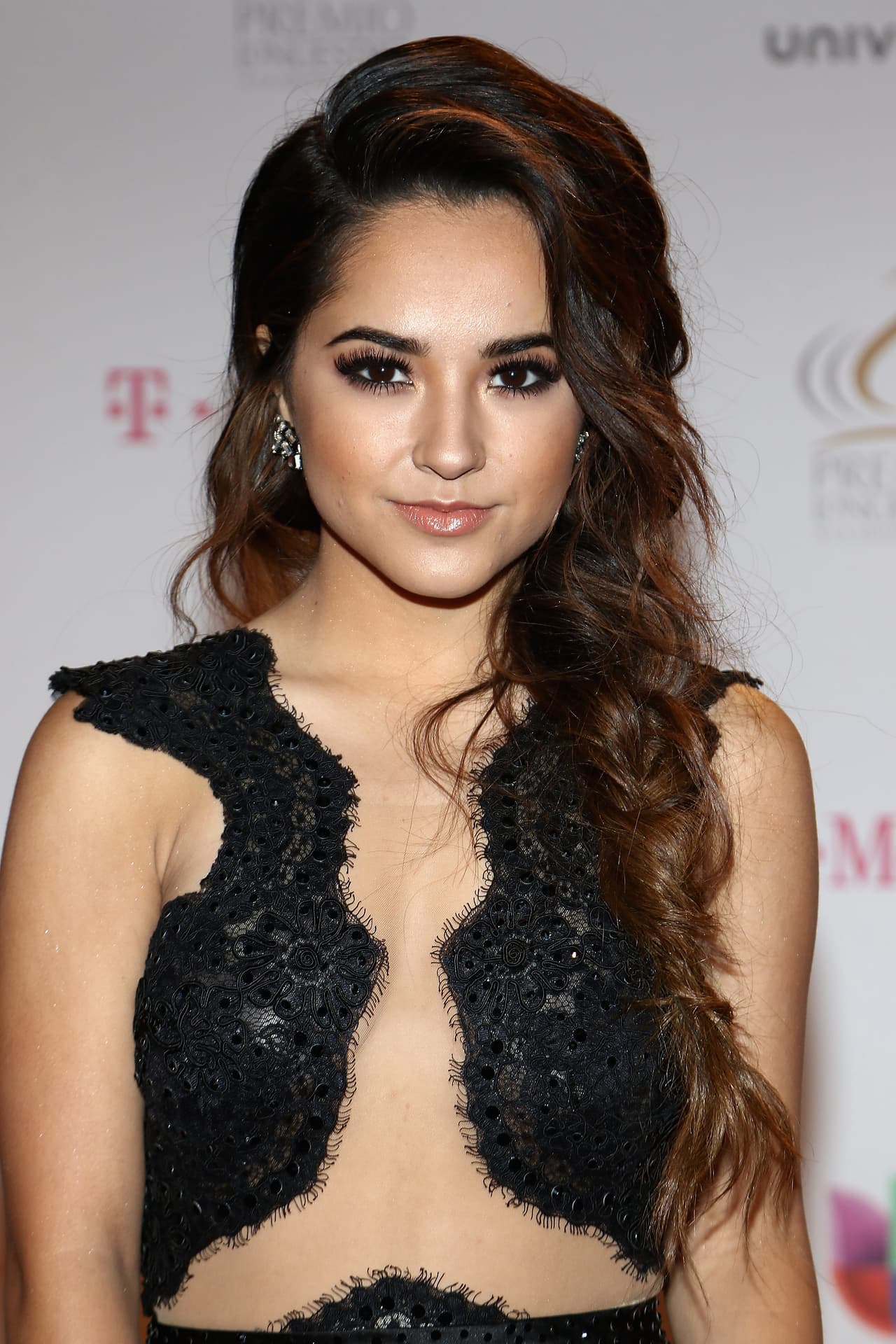 Sí, es Becky G, quien prefiere usar maquillajes más oscuros en sus ojos para resaltar el rasgo de su mirada.