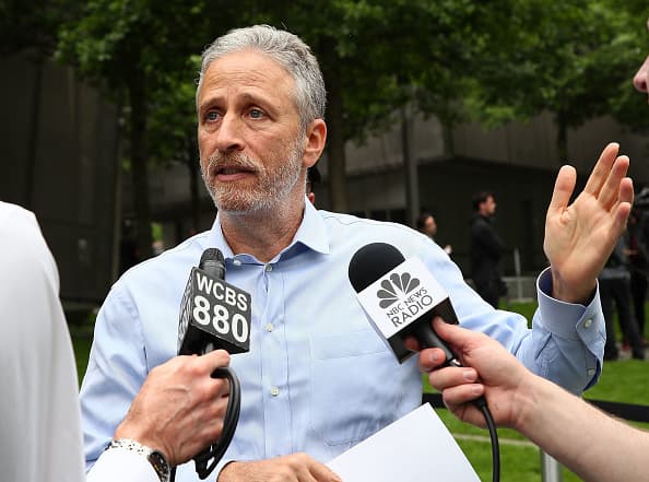 Quienes trabajaron en operaciones de rescate y recuperación -casi 400,000 personas- durante casi nueve meses en la Zona Cero después de los ataques terroristas estuvieron expuestos a toxinas potencialmente mortales, explicó Jon Stewart.