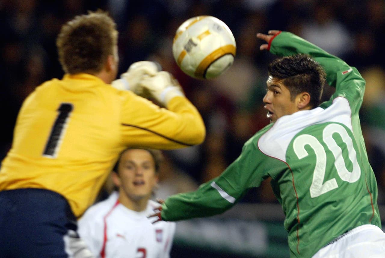 La primera presencia de Oribe Peralta con la selección fue en 2005. Su debut fue contra Argentina, a falta de cinco minutos para el final de ese partido. Lo llevó Ricardo Lavolpe.