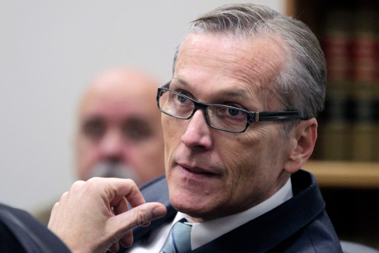 Michele MacNeill, una madre de ocho hijos, fue hallada muerta en una bañera en su casa de lujo en Pleasant Grove, Utah, el 11 de abril de 2007. Las autoridades alegaron que su esposo Martin, un médico, la había drogado y ahogado, 
<a href="https://people.com/crime/utah-doctor-martin-macneill-prison-suicide/" target="_blank">de acuerdo con PEOPLE</a>. 
<br>
<br>Martin, quien afirmó que no tenía nada que ver con la muerte de la exreina de belleza, fue condenado en 2013 y cumplió 
<b>menos de cuatro años de su condena antes de ser hallado muerto en prisión</b>.