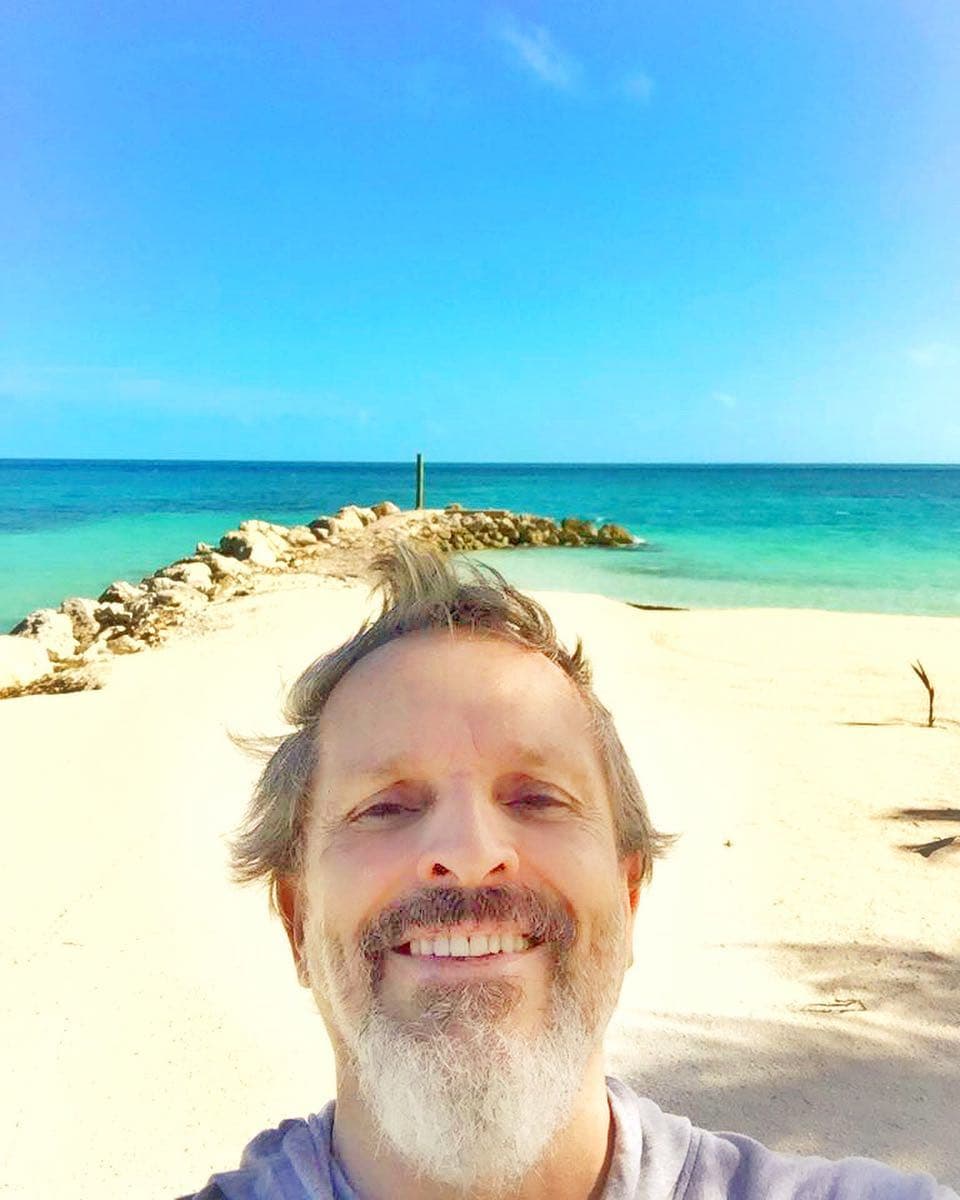 En 2011, a través de sus redes sociales, el cantautor español sorprendió a sus fanáticos al informar que se había convertido en papá.