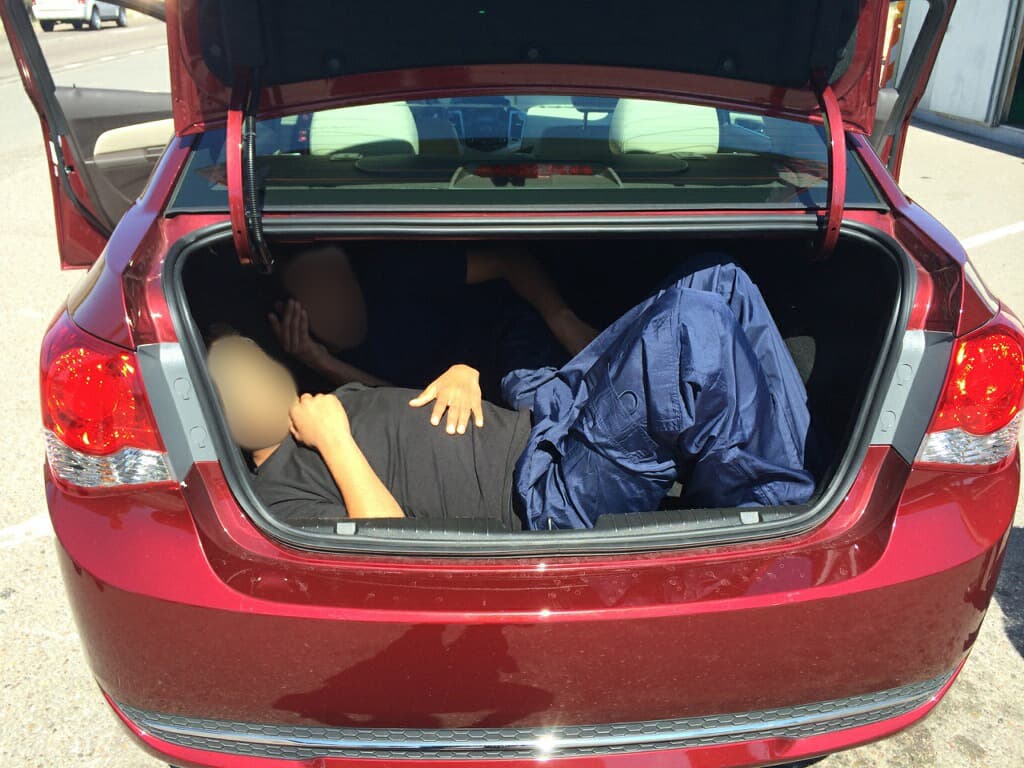 Inmigrantes rescatados de cajuelas de vehículos