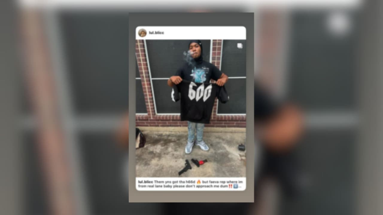 Otra fotografía difundida por las autoridades muestra a uno de los sospechosos posando con una camisa que incluye una presunta identificación usada por pandilleros de la zona.