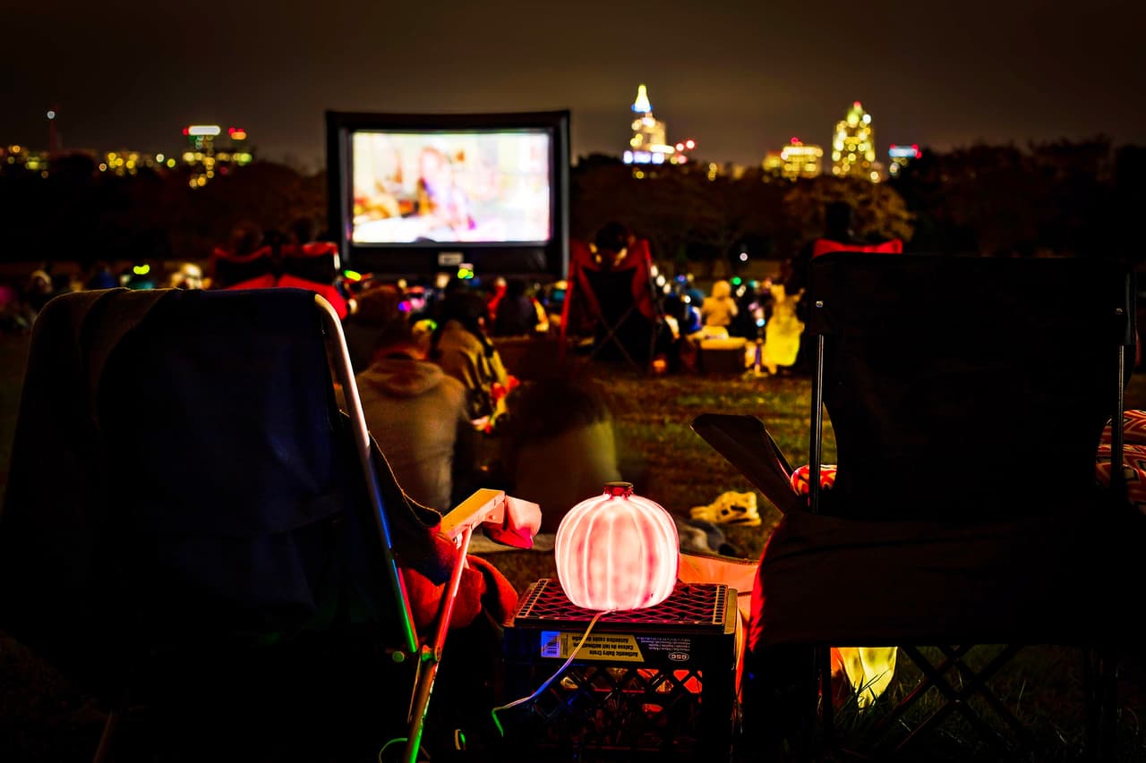 <b>Evento</b>: Halloween Double Feature Movie
<br>
<b>Fecha</b>: 28 de octubre
<br>
<b>Lugar</b>: 
<a href="https://maps.app.goo.gl/qwtnc2LeygW1NLon7">Dorothea Dix Park. 2105 Umstead Dr. Raleigh, NC. 27603</a>
<br>
<b>Sitio web</b>: 
<a href="https://dixpark.org/event/halloween-double-feature-movie-2023">https://dixpark.org/event/halloween-double-feature-movie-2023</a> 
<br>
<br>Los edificios del centro de Raleigh sirven como telón de fondo perfecto para disfrutar de una función doble de Halloween en la pantalla grande. Ven disfrazado para disfrutar de toda la diversión antes del espectáculo con entrega de dulces, s'mores al fuego y un desfile de disfraces. Habrá camiones de comida y vendedores de bebidas en el lugar.