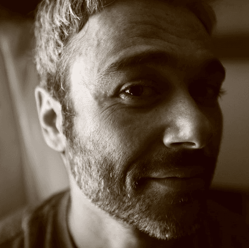 Ángelo nació en la ciudad de Rio de Janeiro el 10 de noviembre de 1973.