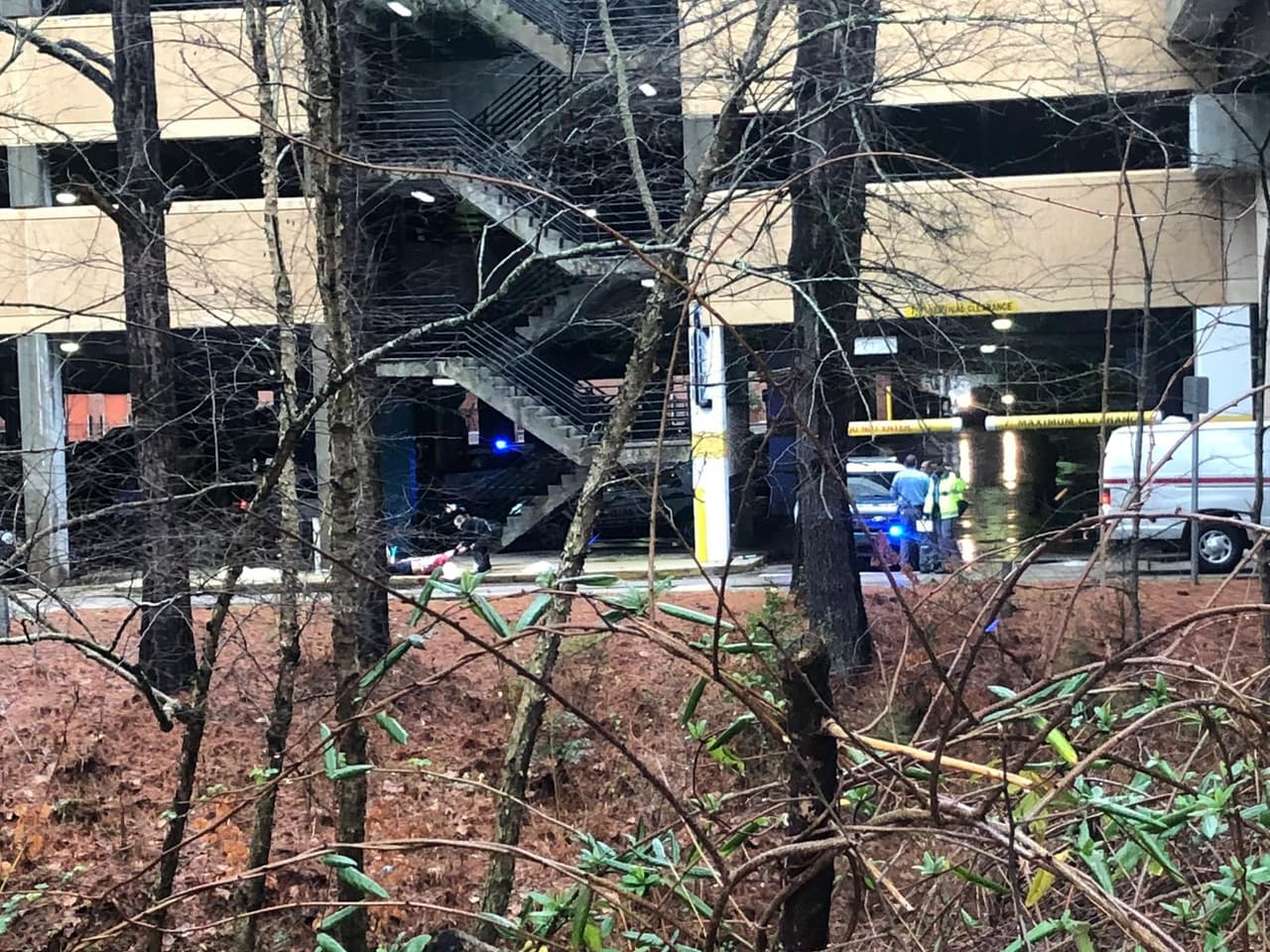 Los oficiales respondieron a una llamada de emergencia en la cuadra 4300 de Glenwood Avenue