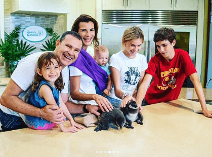 El motivo de este paseo, celebrar por adelantado el cumpleaños de su hija Nicole, quién el próximo mes de noviembre cumplirá 16 años.