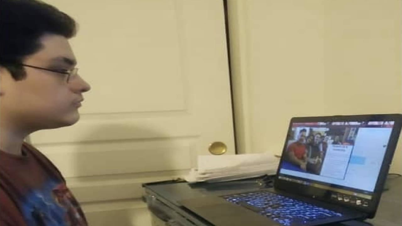 Erick está tomando la orientación virtual de su colegio.