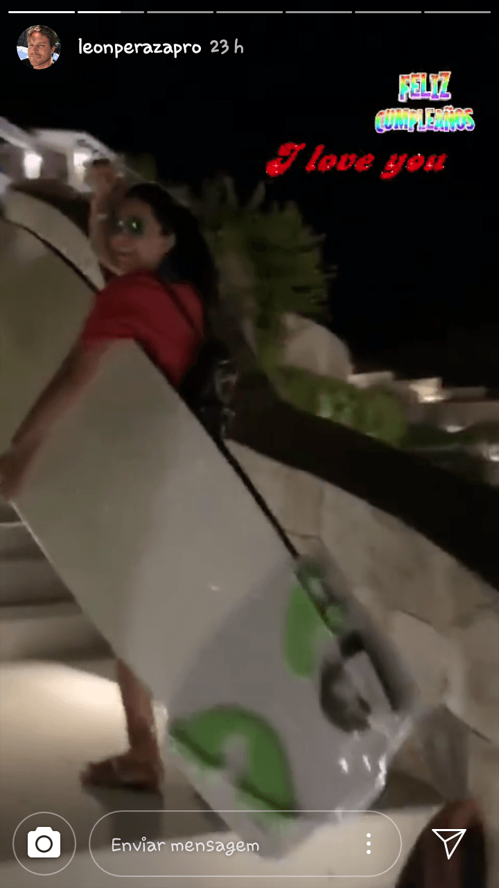 A través de sus historias en Instagram, León publicó un par de videos en los que mostró la manera en que juntos celebraron el cumpleaños número 34 de la actriz.