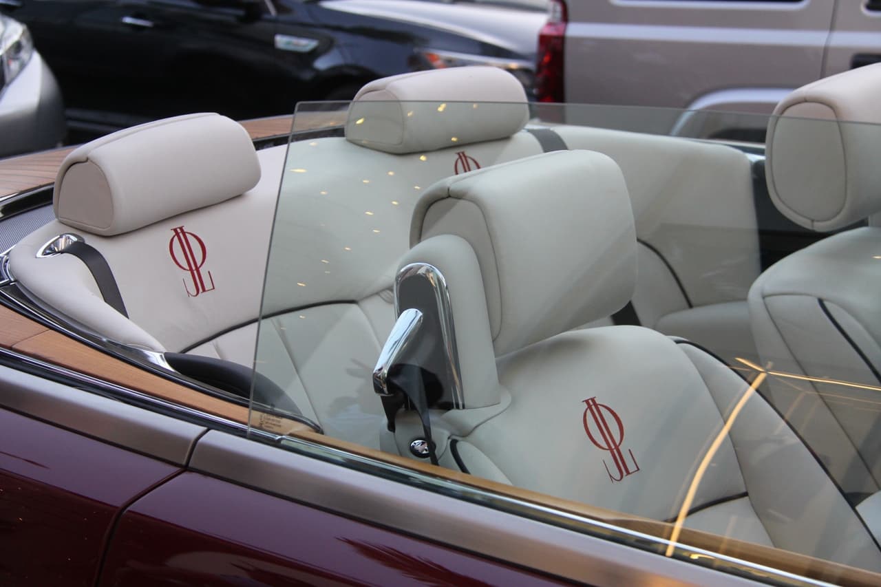 El auto llamaba la atención por estar personalizado con las iniciales de la 'Diva del Bronx'.