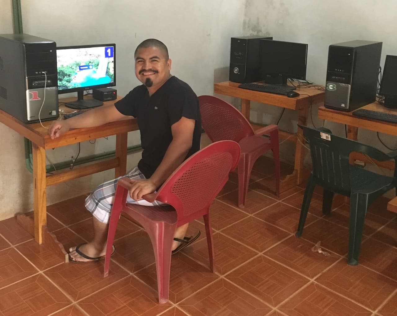 Juan en el negocio que abrió en Santa Catarina Loxicha.