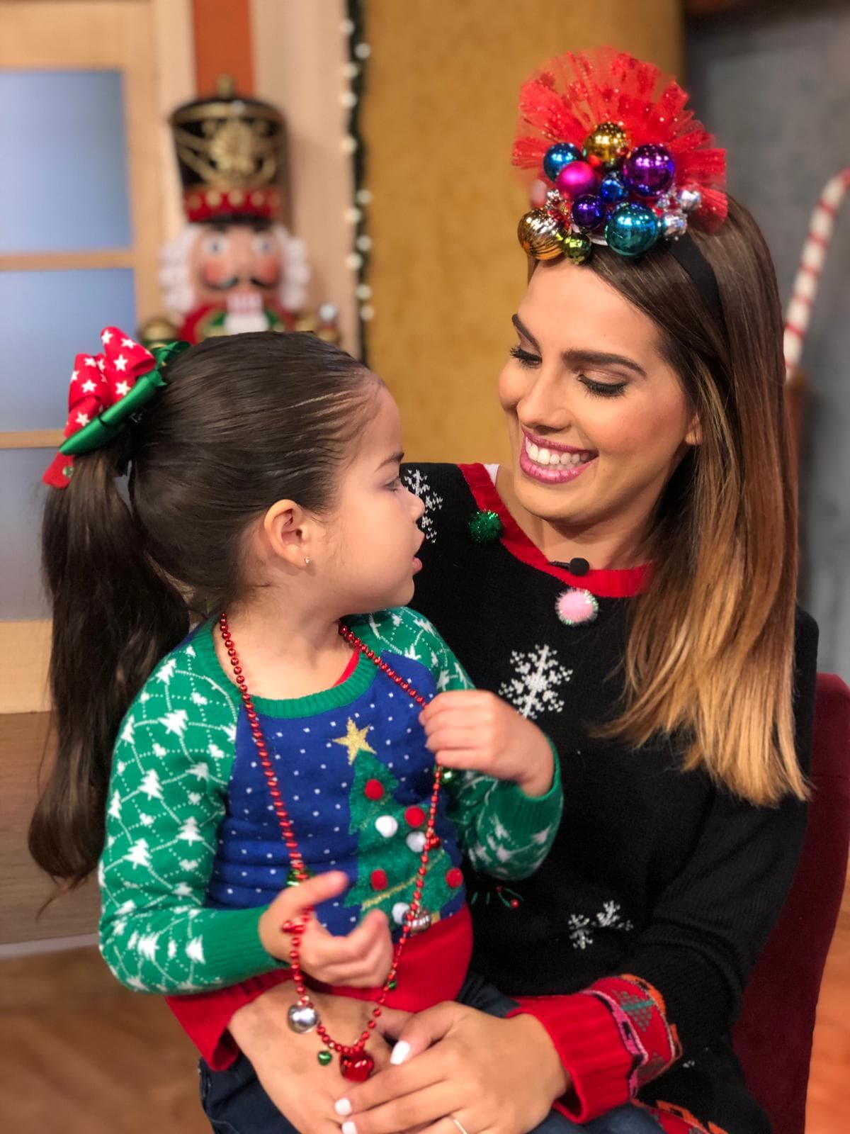 Aquí en amena charla con Andrea Chediak, seguramente hablando temas de moda.