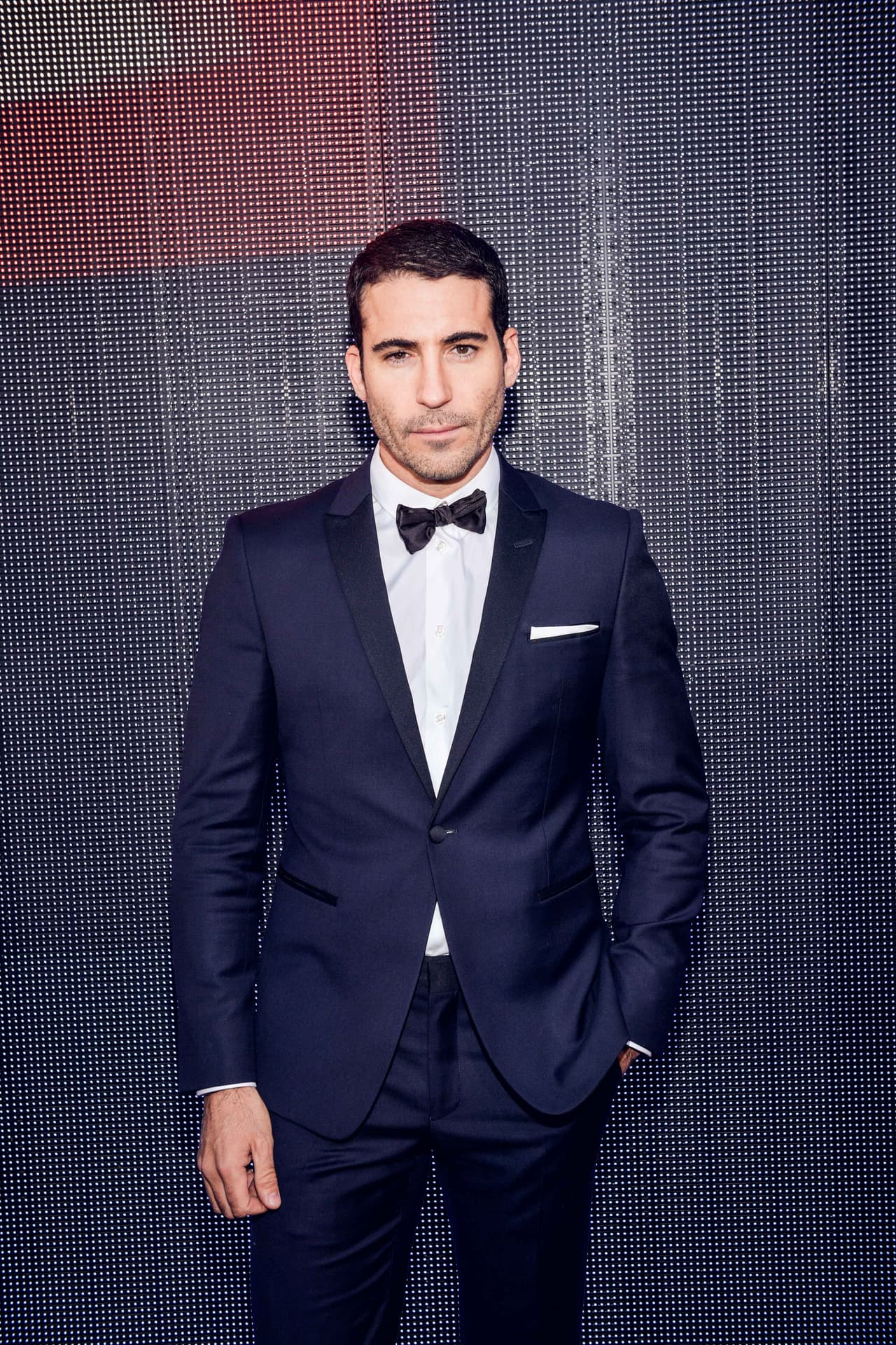 Miguel Ángel Silvestre sabe cómo lucir como todo un galán de televisión.