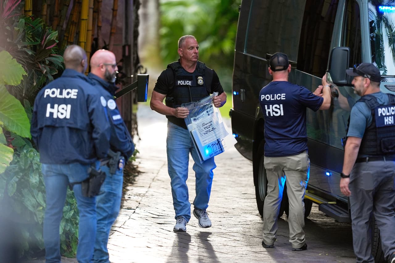 Los fiscales acusan a Sean 'Diddy' Combs de liderar una
<b>“empresa criminal” que forzaba a mujeres y hombres </b>-incluida su exnovia Cassie- a participar en
<b>maratones sexuales que él denominaba “freak offs”.</b>
<br>
<br>Agentes federales registraron sus
<b> <a>residencias en Los Ángeles</a></b>
<a> <b>y Miami Beach</b></a> a principios de 2024.