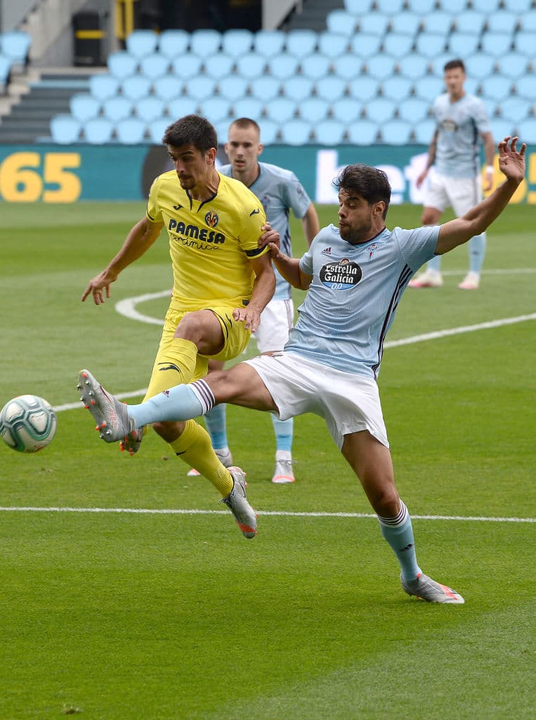 Néstro Araujo consigue puntearle el balón Juan Hernández y termina recuperando el balón para el Celta de Vigo.