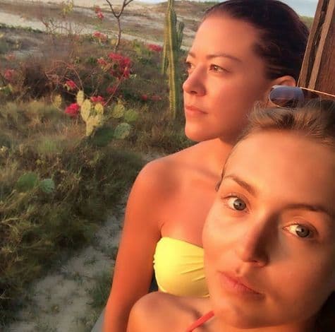 Desde que anunció su embarazo, la actriz Fernanda Castillo ha dado pocos detalles del bebé que espera. Sin embargo, alguien más se ha encargado de que todo mundo se entere de otros datos importantes: su gran amiga, Angelique Boyer. 
<br>