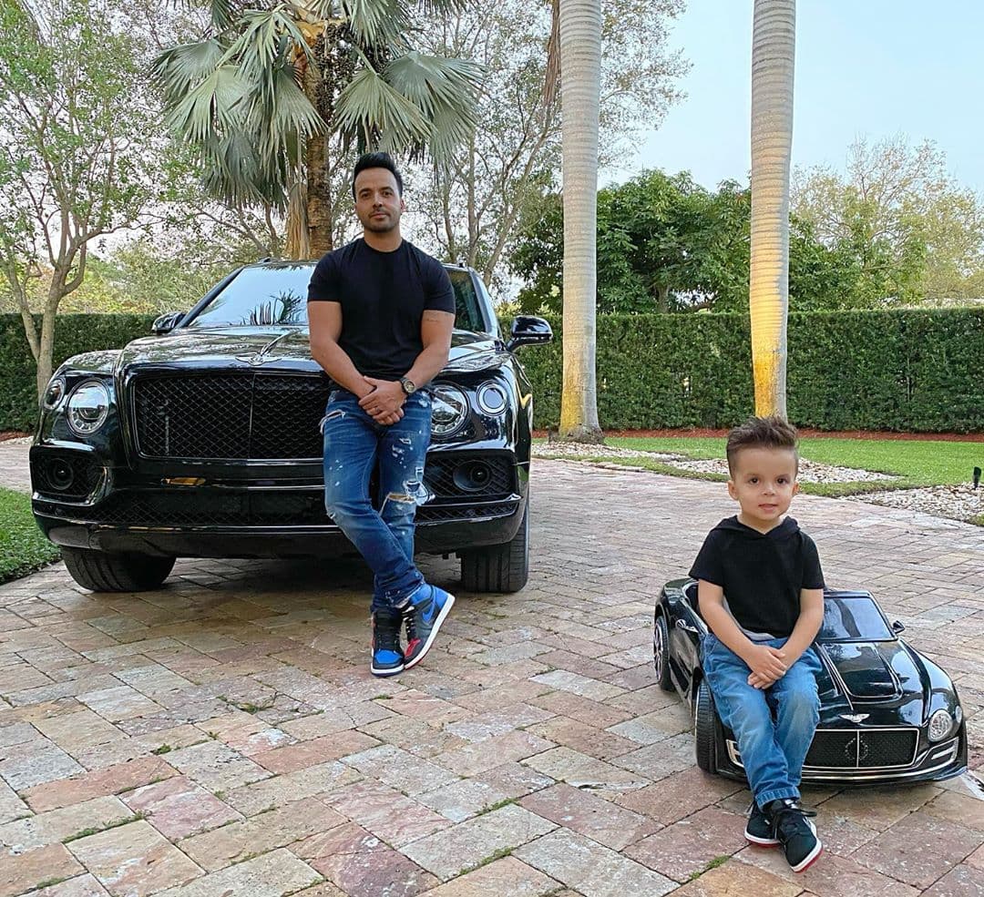 <b>Luis Fonsi</b> compartió una dulce fotografía junto a 
<b>su pequeño Rocco</b> en donde ambos visten y posan de la misma forma. "De tal palo, tal astilla. Like father like son".