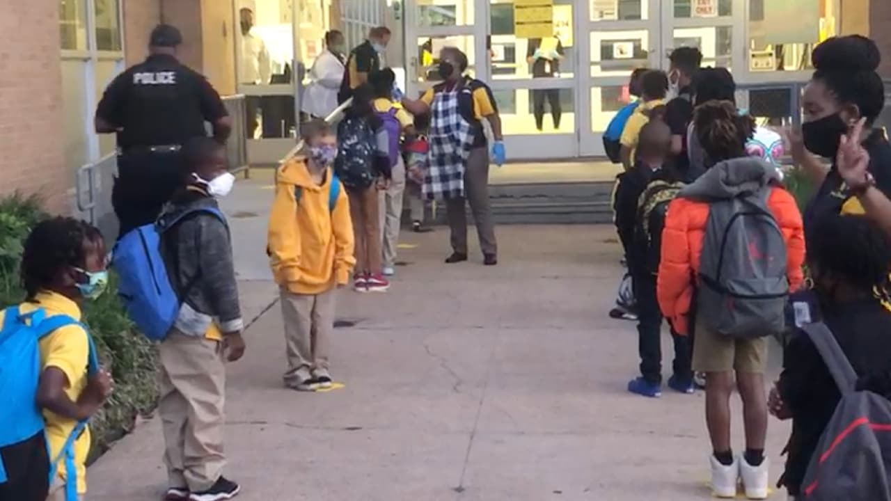 Durante toda la jornada, los jóvenes deberán mantener la distancia y el personal educativo debe pasar una evaluación antes de entrar a la escuela.