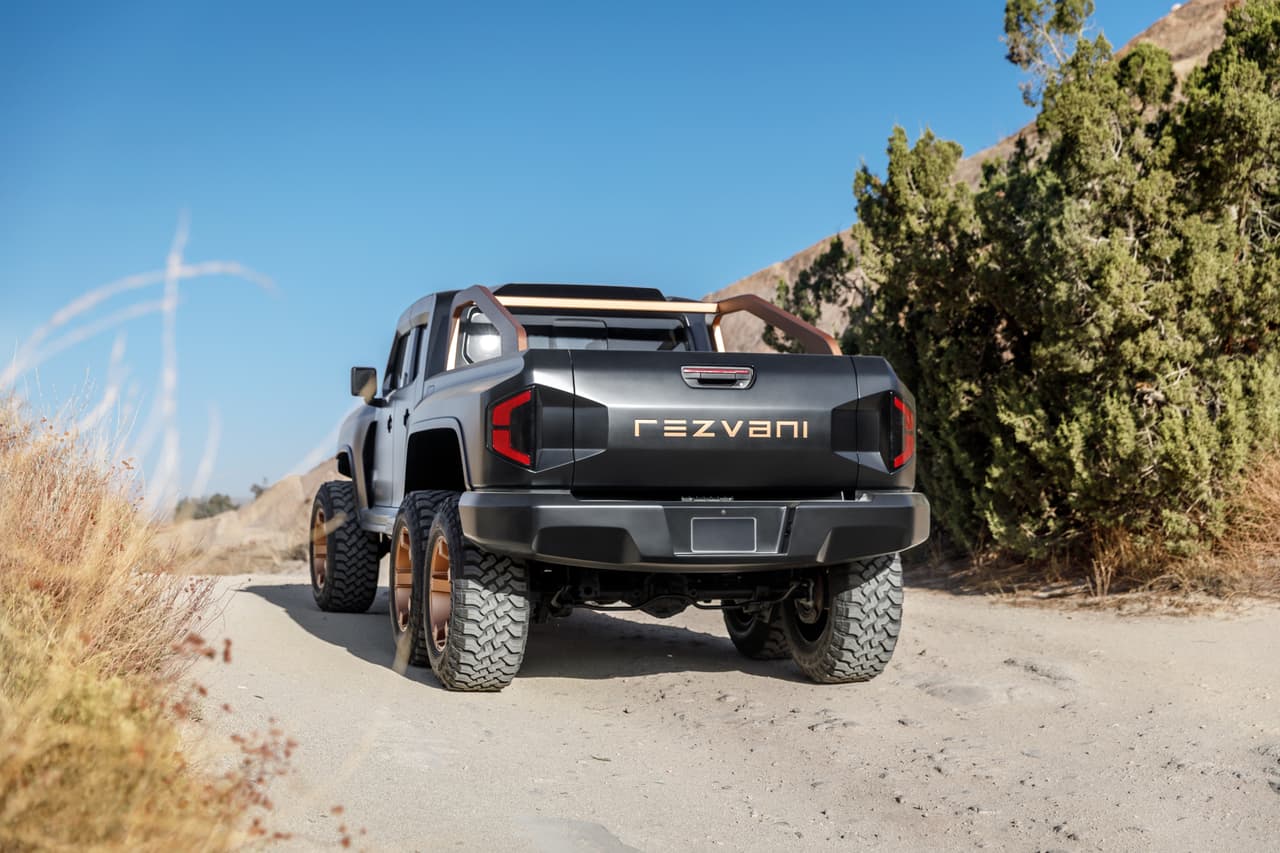 - Armadura a prueba de balas: Armadura Kevlar, vidrio a prueba de balas, neumáticos ‘Run Flat’ grado militar.
<br>