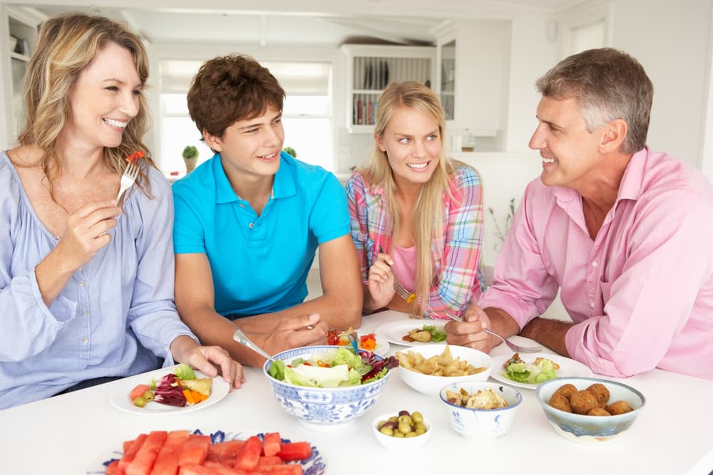 Comidas familiares. Nada como compartir la cena o el desayuno, o cualquiera de las comidas que decidan en familia. Te puedes sorprender de los beneficios incontables para cada integrante.