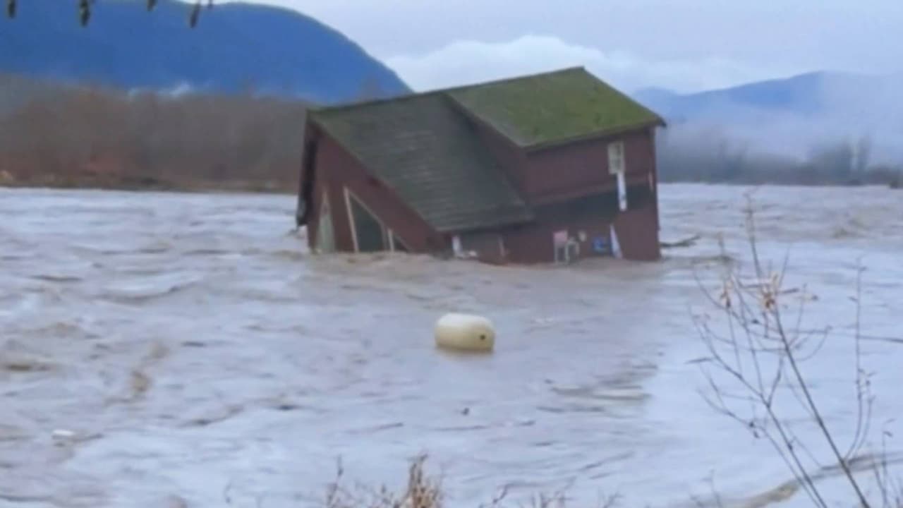 Imágenes desoladoras de las inundaciones en Washington: decenas de personas han sido rescatadas