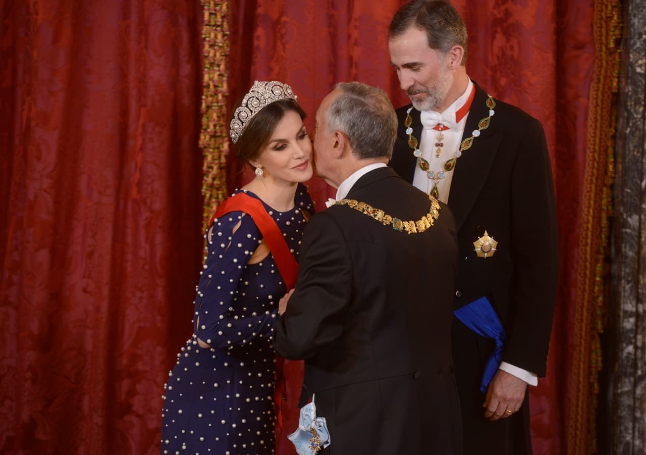 Es por eso que Letizia heredó algunas piezas históricas durante su reinado. Entre las joyas que le pertenecen por ser "de pasar", están el collar de perlas rusas, la diadema con tres flores de lis y el collar de chatones. Las joyas que son propiedad privada, y no de patrimonio nacional de España, son la diadema de Cartier, la tiara de la reina María Cristina y la tiara Mellerio, según 
<a href="http://www.rtve.es/television/20140618/joyas-heredara-letizia/953768.shtml">RTVE.es</a>.
