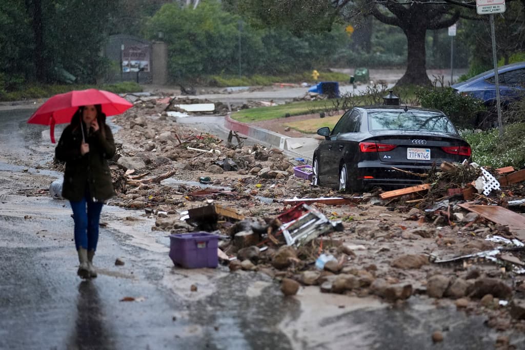 Tan pronto paró la lluvia el lunes en la mañana, Fryman Road reveló la gran cantidad de escombros en sus calles. Buscaban removerlos antes de que lloviera aún más.