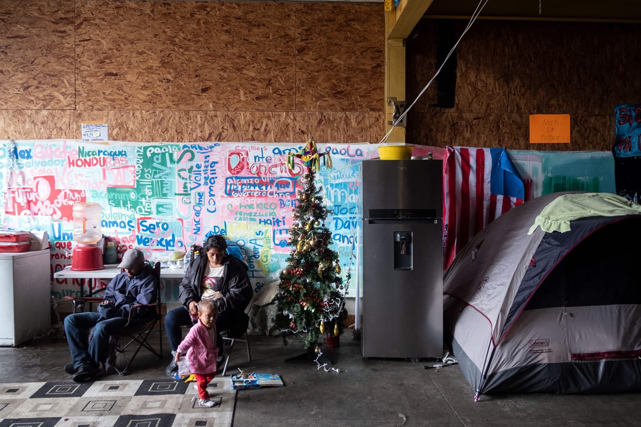 Migrantes centroamericanos en el refugio de Tijuana, pasaron la Navidad y Año Nuevo aguardando por su turno para entrar a EEUU.