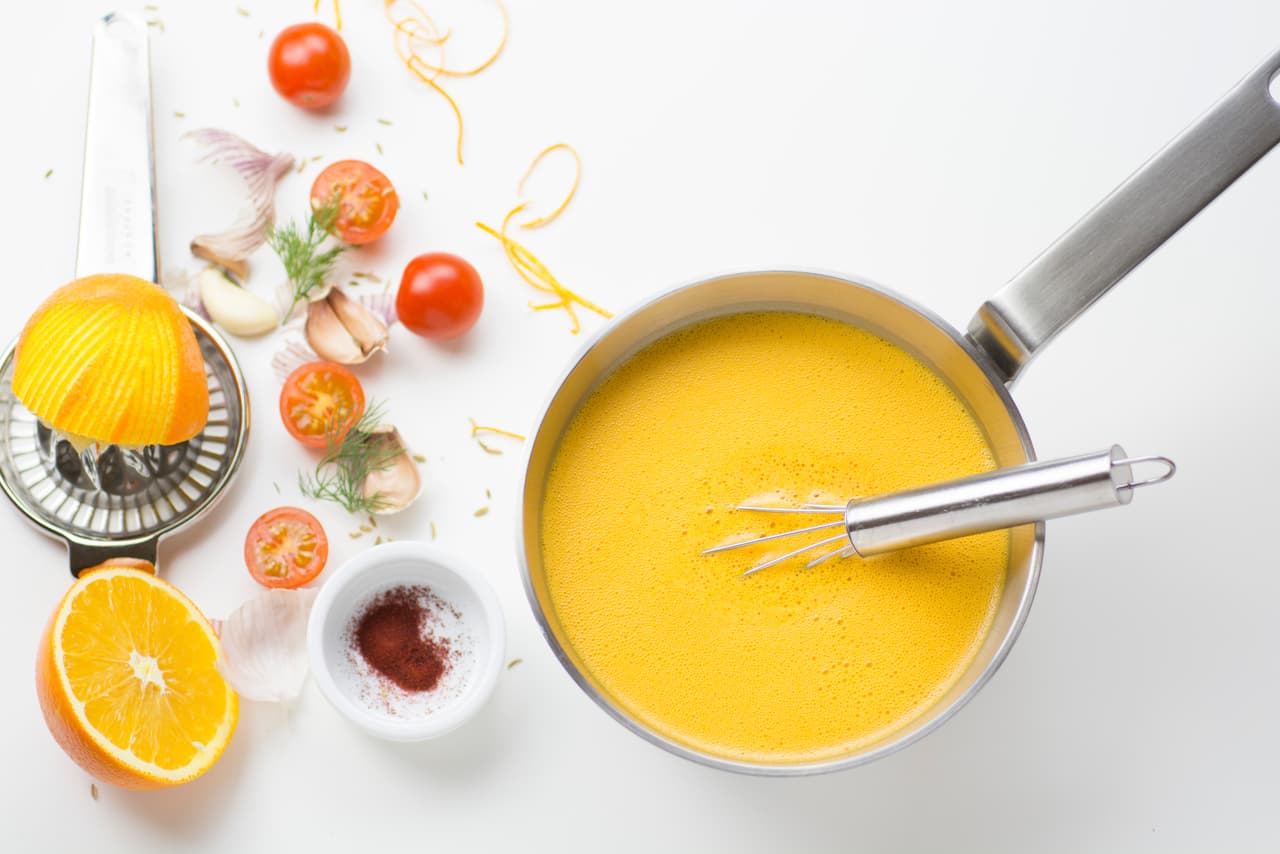 Salsa de naranja. La salsa de naranja es básica en la mesa ya que va con la mayoría de los platos, el toque de los cítricos no puede faltar en la mesa. Necesitas: 1 taza de jugo de naranja, 2 cdas de salsa de soja, 2 cdas de kétchup, 2 cdas de vino blanco, 2 dientes de ajo, 2 cdas de azúcar rubia, 2 cdas al ras de maicena, sal y pimienta.