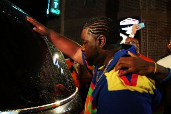 Familiares despidieron a Eric Garner, el hombre que murió bajo custodia de la policía en Staten Island. La agencia municipal que investiga las acusaciones de abusos por parte de la Policía anunció que está estudiando miles de quejas que ha recibido en los últimos años por el uso de técnicas de asfixia para la inmovilización de sospechosos.