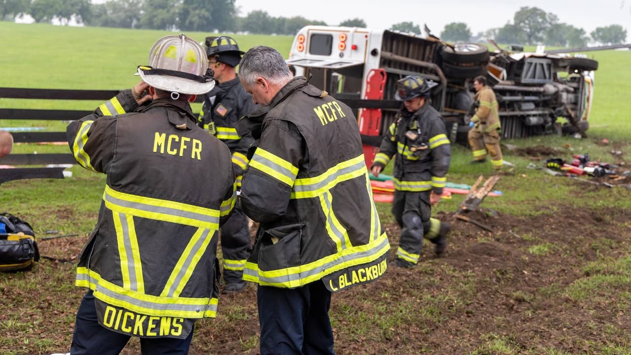 Tras recibir el impacto, el autobús salió de la carretera, se estrelló con un árbol y una valla y acabó volcado.