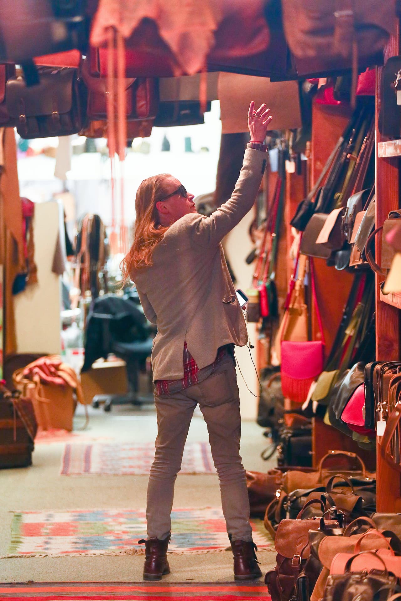 Las cámaras lo captaron eligiendo algunos bolsos.