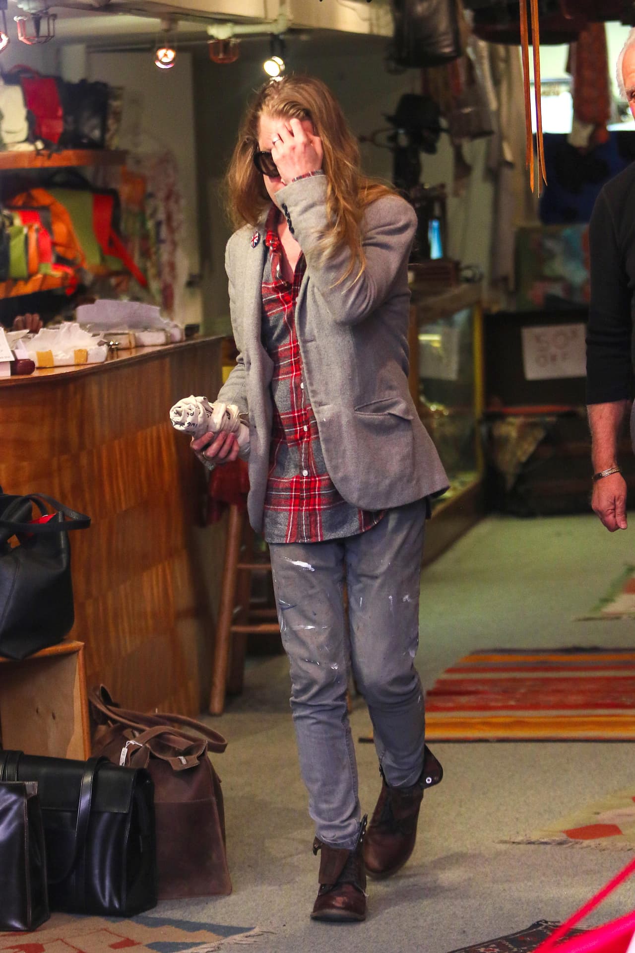 Pero salió de la tienda con las manos vacías.