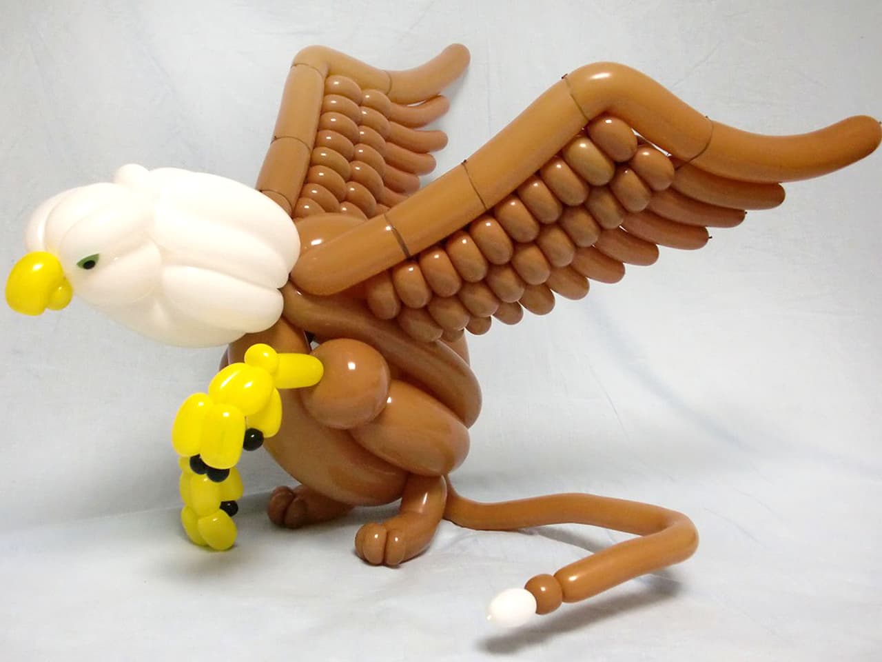 Hacen animales con globos