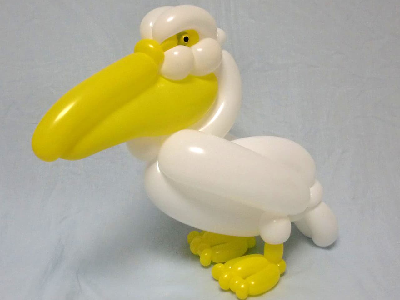 Hacen animales con globos