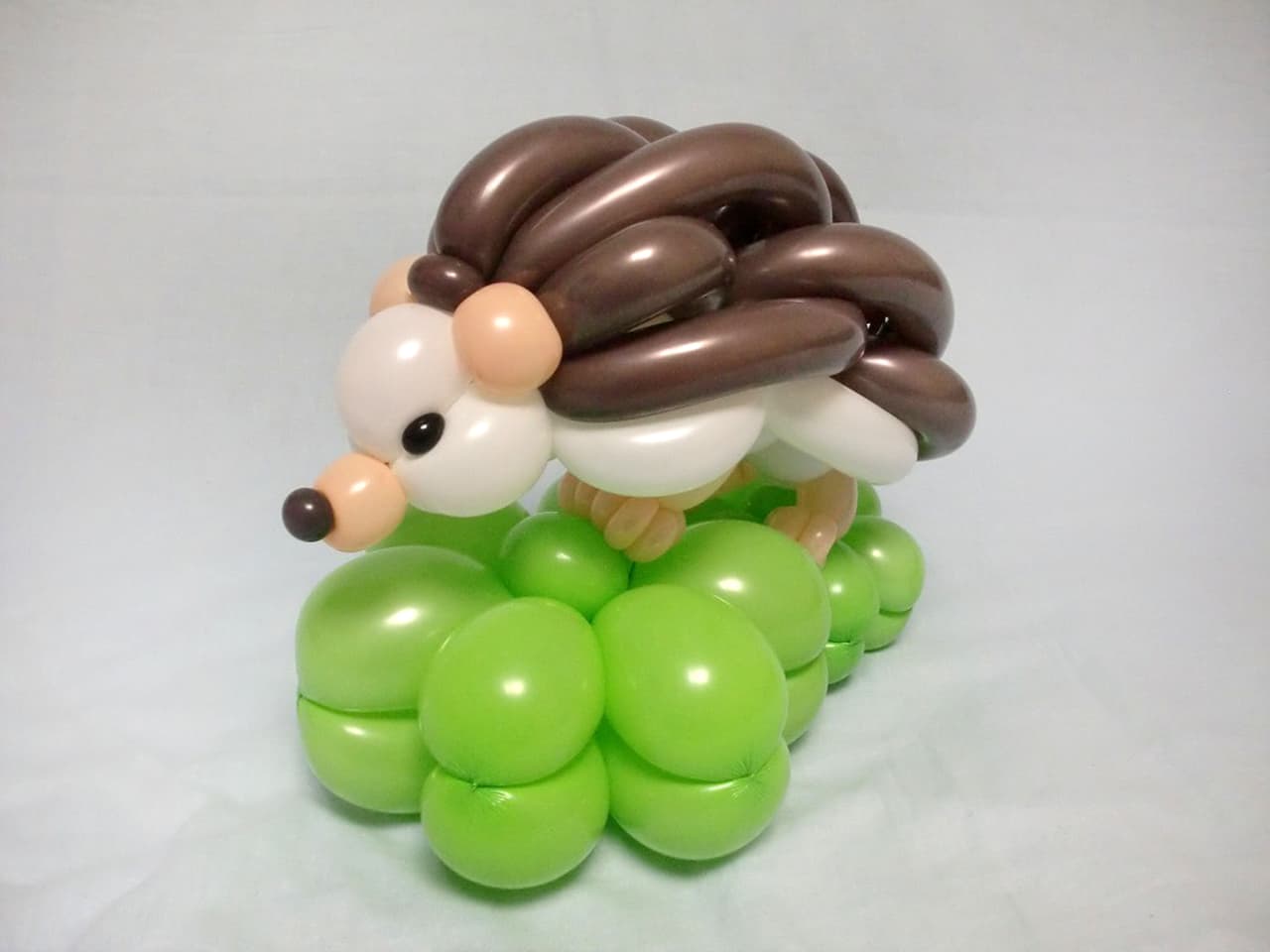 Hacen animales con globos