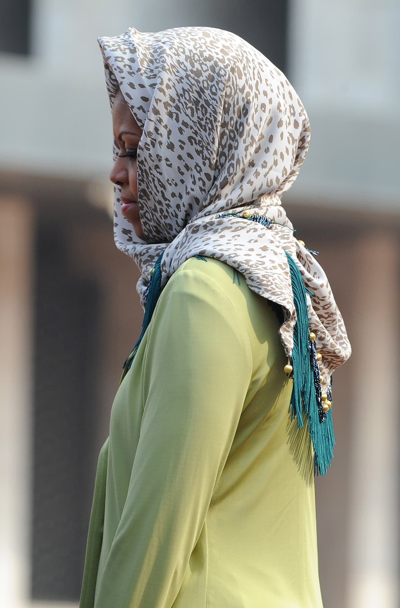En la visita a la mezquita Istiqlal, Michelle lució un pañuelo colocado como un hijab en señal de respeto.