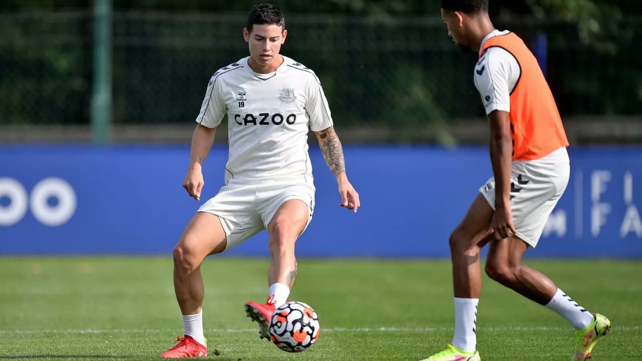 Rafa Benítez asegura que “hay clubes interesados” en James Rodríguez