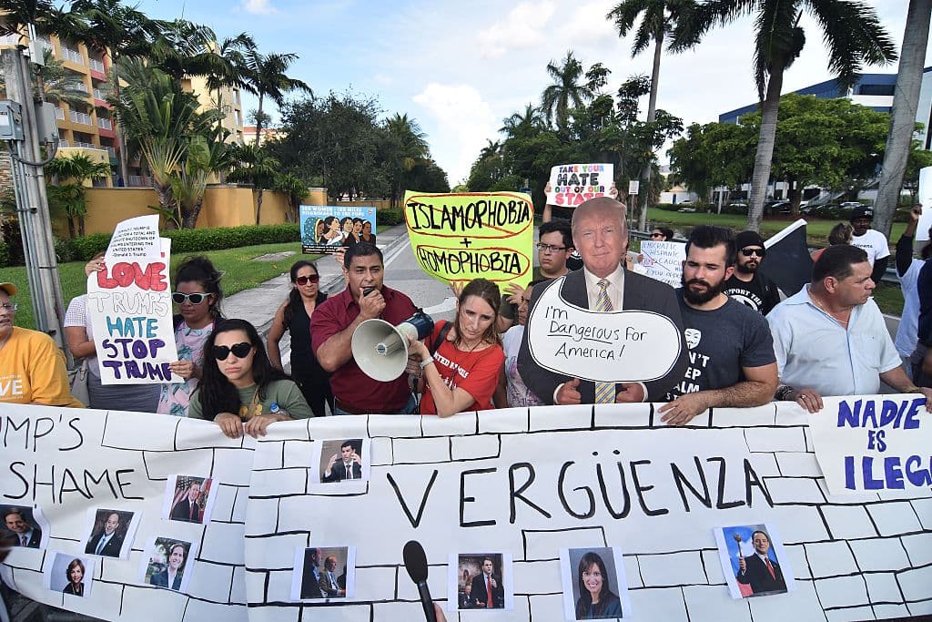 Activistas defensores de los indocumentados protestan contra Trump en Doral, Miami-Dade, en julio.