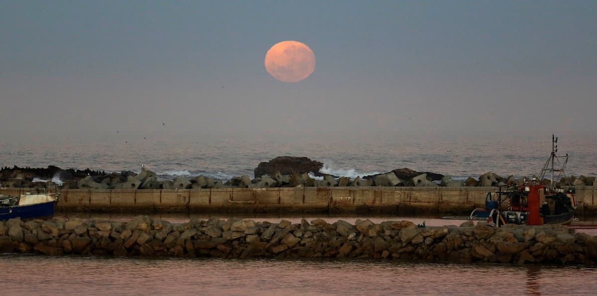 Superluna asomando en la Bahía de Bert, en Suráfrica