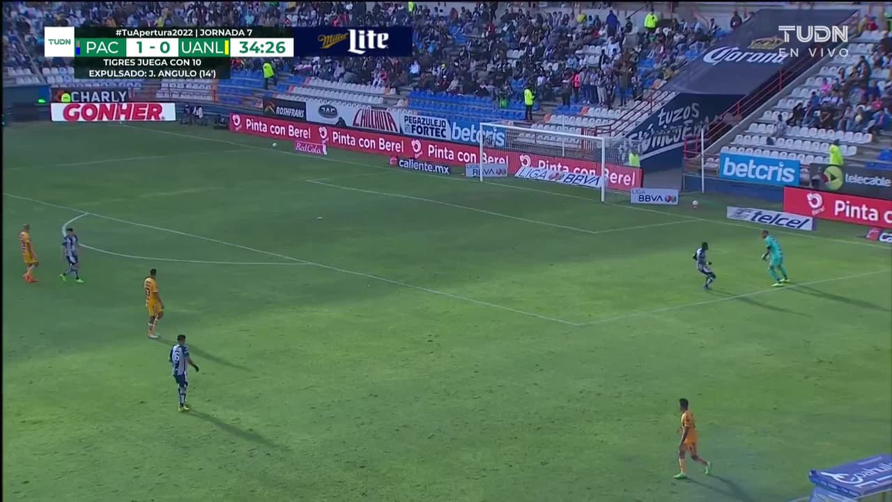 ¡TIRO ATAJADO! disparo por Luis Chávez.