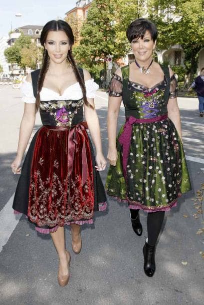 Es tan osada esta madre que hasta luce como la hermana de sus hijas