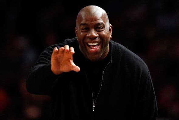 La ex estrella de la NBA Magic Johnson A dedicado su vida a la lucha contra y prevención de la SIDA y se ha vuelto un héroe aun mas grande fuera de la cancha de del basquetbol.