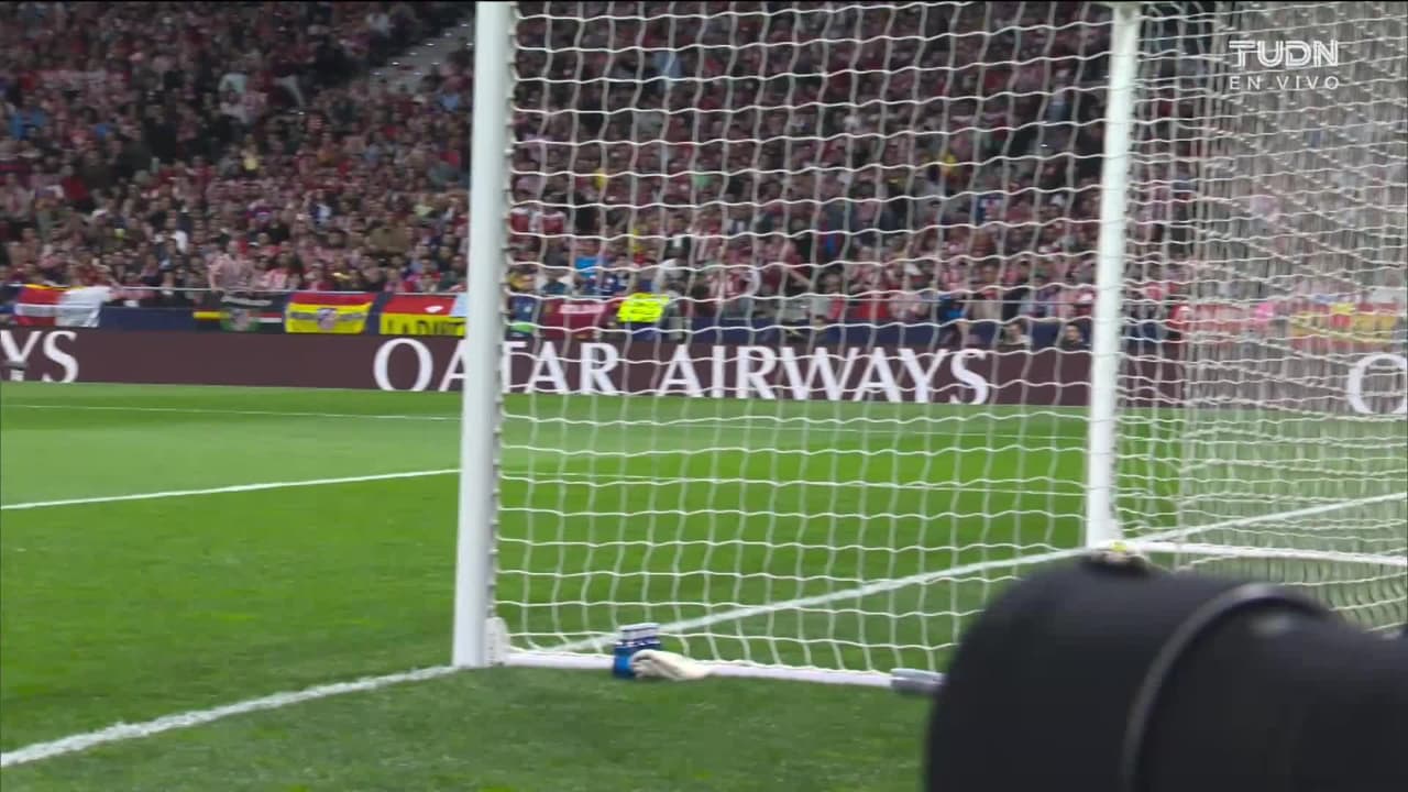 ¡TIRO ATAJADO! disparo por Dani Olmo.