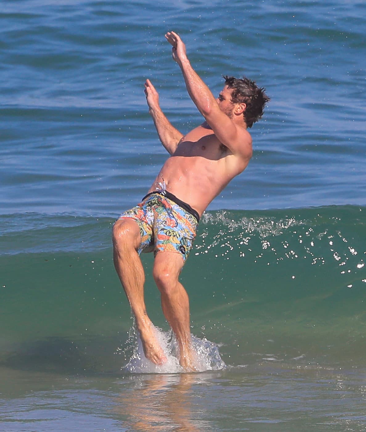 Aunque fue el actor de 'The Hunger Games', quien no dudó en jugar con las olas.
